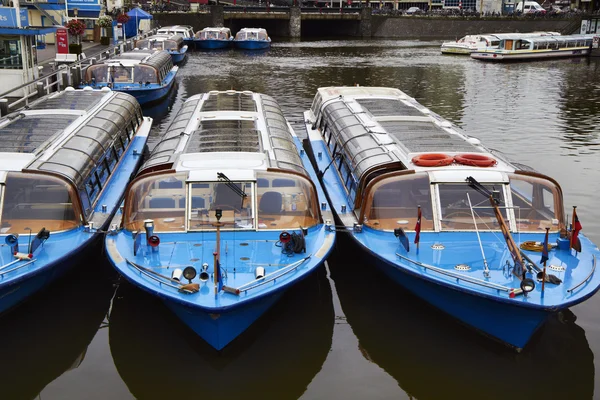 Holland, Amsterdam, färjor i en kanal nära centralstationen — Stockfoto