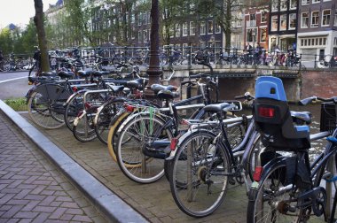 Hollanda, amsterdam, Bisiklet park etmiş bir köprü ile