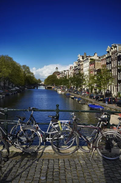 Голландия, Амстердам, вид на один из многочисленных каналов в центре города — стоковое фото