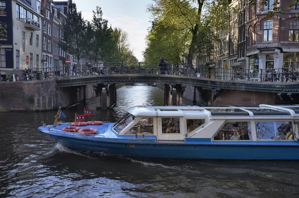 1 つの多くの運河とフェリー、アムステルダム、オランダ — ストック写真