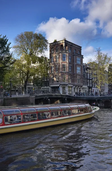 Holandsko, amsterdam, jeden z mnoha kanálů a trajektu — Stock fotografie