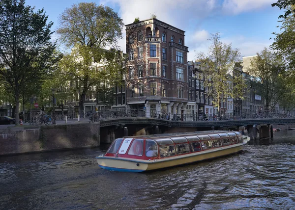 Holandsko, amsterdam, jeden z mnoha kanálů a trajektu — Stock fotografie