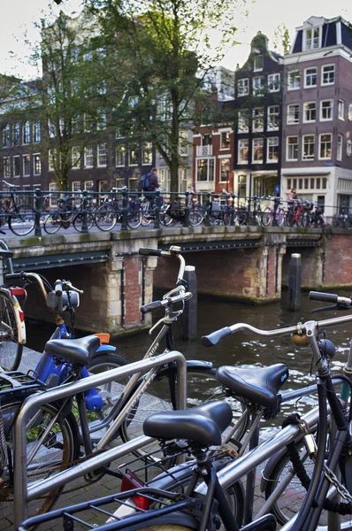 Голландия, Амстердам, велосипеды, припаркованные у моста — стоковое фото