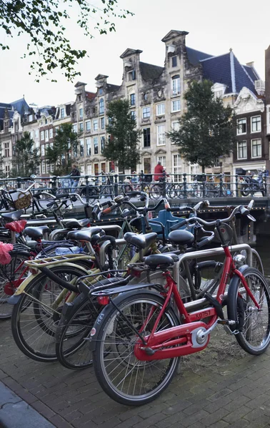 Голландия, Амстердам, велосипеды, припаркованные у моста — стоковое фото