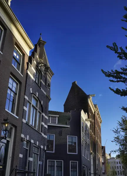 Голландия, Амстердам, старые частные каменные дома — стоковое фото