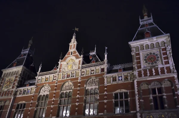 Holland, amsterdam, de central railway station gevel — Stockfoto