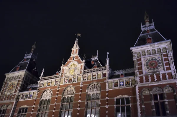 Holland, amsterdam, de central railway station gevel — Stockfoto