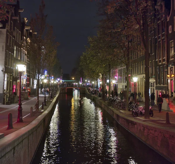 夜间红灯区域的荷兰，阿姆斯特丹，视图 — 图库照片