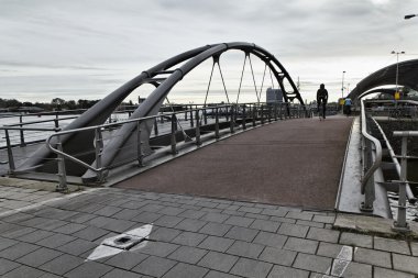 Hollanda, amsterdam, bisikletçileri bir köprü