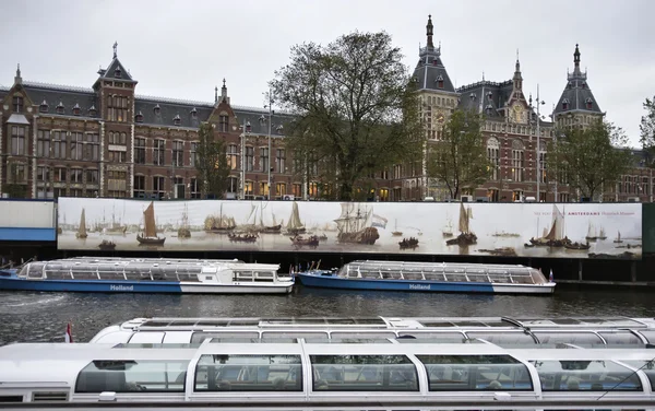 Holland, amsterdam, het centraal station en enkele veerboten — Stockfoto