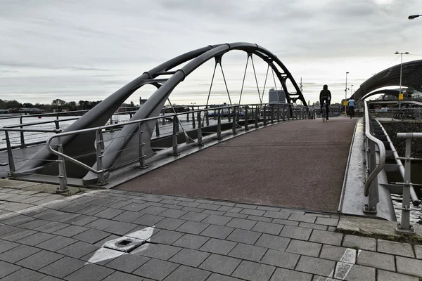 Holanda, Amsterdam, ciclistas en un puente — Foto de Stock