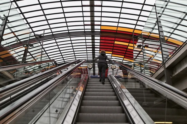 Holanda, Ámsterdam, Estación Central de Ferrocarriles, escaleras mecánicas — Foto de Stock