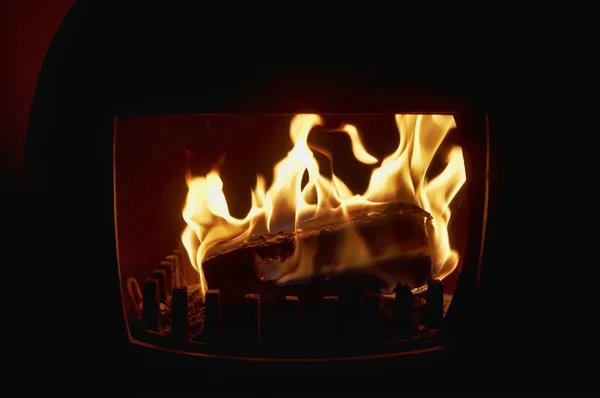 Holanda, Amsterdã, madeira de carvalho queimando em uma lareira — Fotografia de Stock