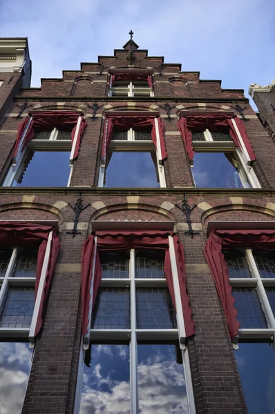 Hollanda, amsterdam, eski bir özel taş ev cephe — Stok fotoğraf