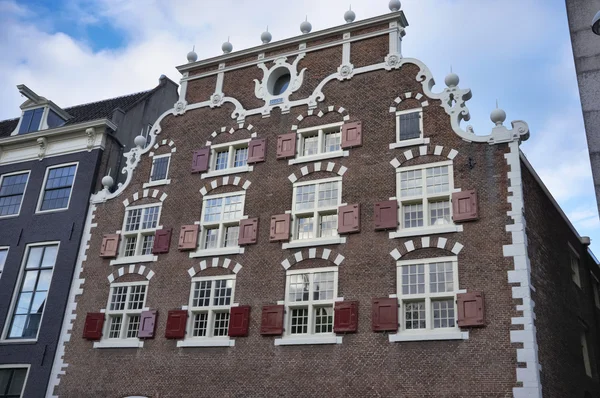 Holanda, Amsterdam, la fachada de una antigua casa de piedra privada — Foto de Stock