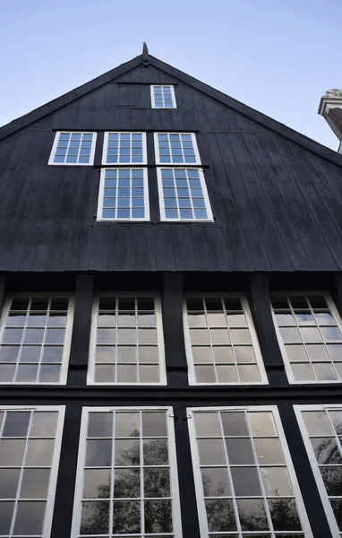 Голландия, Амстердам, фасад старого частного дома — стоковое фото