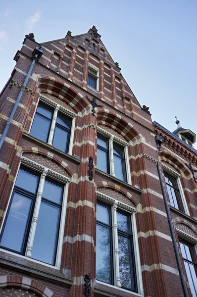 Holland, amsterdam, fasaden på gamla privata stenhus — Stockfoto