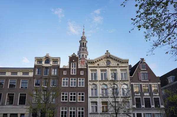 Holland, amsterdam, de gevel van de oude particuliere stenen huizen — Stockfoto