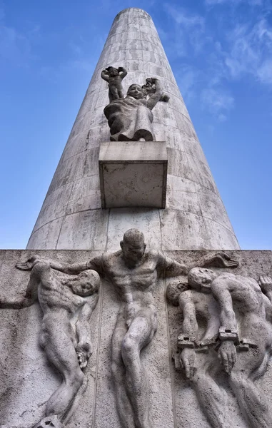 Holandia, amsterdam, obelisk w placu dam — Zdjęcie stockowe