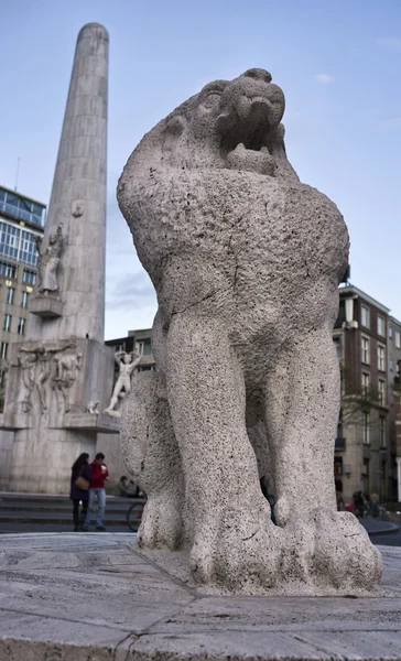 Holandia, amsterdam, obelisk w placu dam — Zdjęcie stockowe