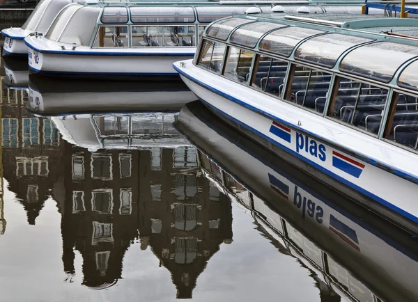 Holland, Amsterdam, ferryboats em um canal — Fotografia de Stock
