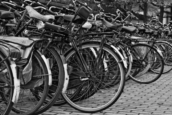 Holanda, Amsterdã, estacionamento de bicicletas perto da Estação Central — Fotografia de Stock
