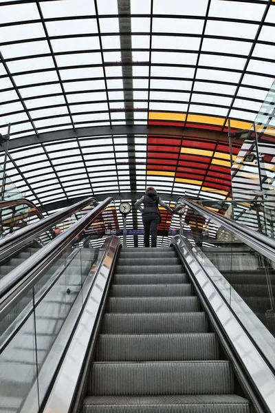 Holland, Amsterdam, Estação Ferroviária Central, escadas rolantes — Fotografia de Stock