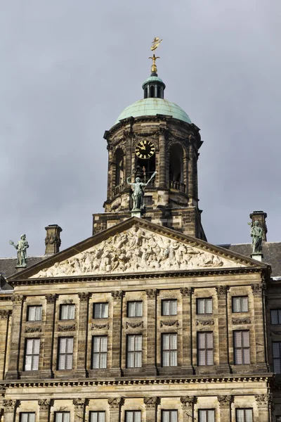 Holanda, Ámsterdam, Plaza Dam, la fachada del Palacio Real — Foto de Stock