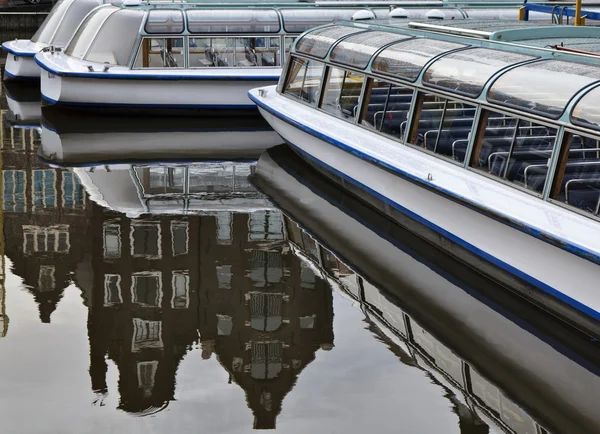 Olanda, Amsterdam, traghetti in un canale — Foto Stock