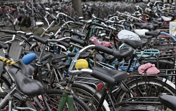 Holanda, Amsterdã, estacionamento de bicicletas — Fotografia de Stock