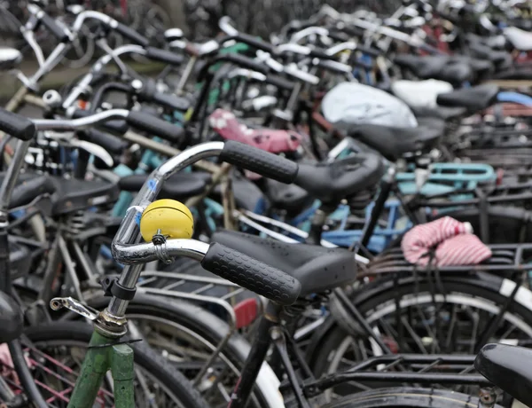 Holland, Amsterdam, Fahrradabstellplätze — Stockfoto