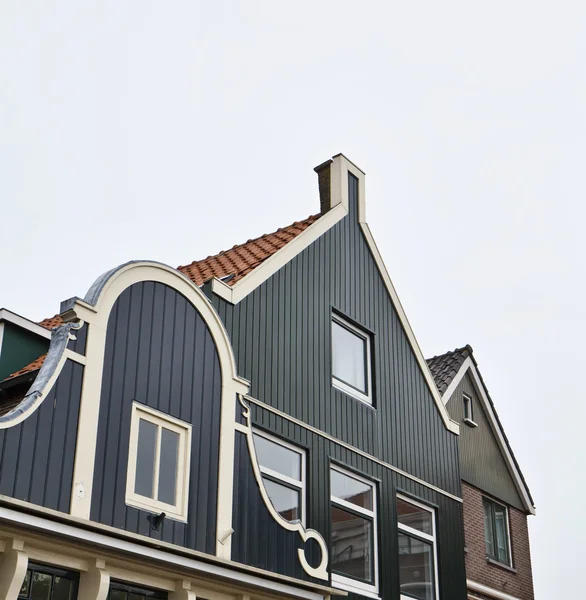 Голландия, Волендам (Амстердам), старые каменные дома — стоковое фото