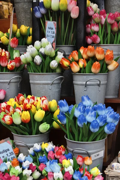 Holanda Amsterdam, mercado de flores, tulipanes pintados a mano de madera — Foto de Stock