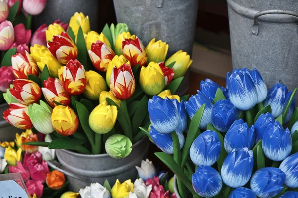 Holland Amsterdam, mercato dei fiori, tulipani dipinti a mano in legno — Foto Stock