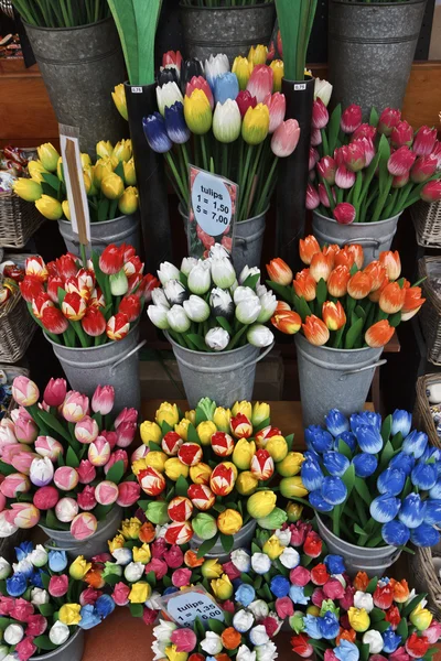 Holland amsterdam, blommor marknaden, trä hand målade tulpaner — Stockfoto