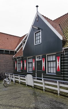 Holland, volendam Köyü, tipik eski Hollanda taş ev