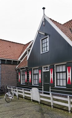 Holland, volendam Köyü, tipik eski Hollanda taş ev