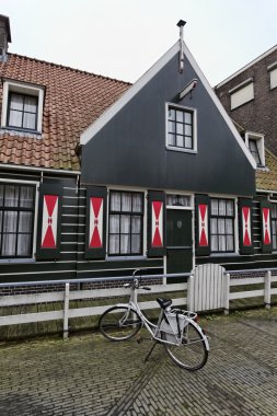 Holland, volendam Köyü, tipik eski Hollanda taş ev