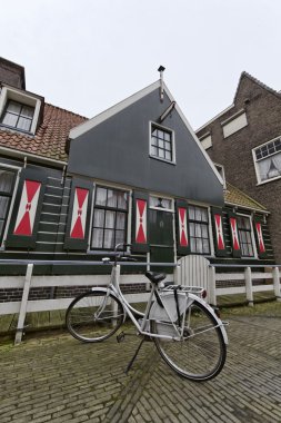 Holland, volendam Köyü, tipik eski Hollanda taş ev