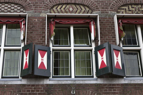 Holland, volendam byn (amsterdam), gamla sten hus fasad — Stockfoto