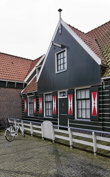 Hollande, village de Volendam, vieille maison en pierre typique hollandaise — Photo