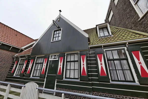 Holandsko, vesnice volendam, typické staré holandské kamenný dům — Stock fotografie