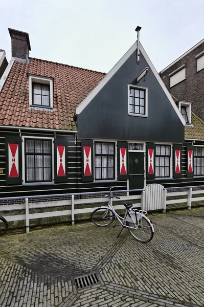 Hollande, village de Volendam, vieille maison en pierre typique hollandaise — Photo