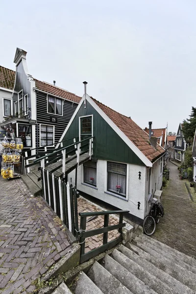 Olland、フォーレンダム村、古いオランダの典型的な家 — ストック写真