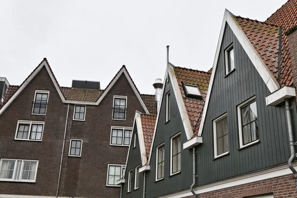 Голландия, деревня Волендам, типичные старые каменные дома — стоковое фото
