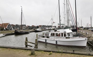 Holland, marken (amsterdam), liman ve şehir manzarası