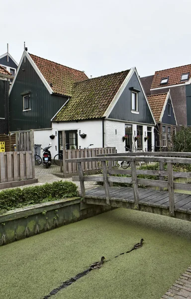 Holland, volendam (amsterdam), Hollandalı tipik taş evler — Stok fotoğraf