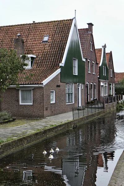 Holandsko, volendam (amsterdam), typické holandské kamenné domy — Stock fotografie