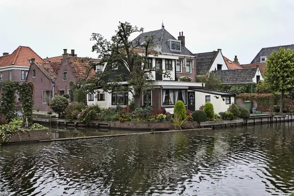Голландия, Волендам (Амстердам), типичные каменные дома — стоковое фото