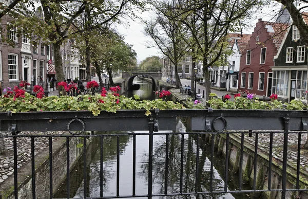 Holland, Edam village (Amsterdam), dutch houses and a water canal — Stock Photo, Image